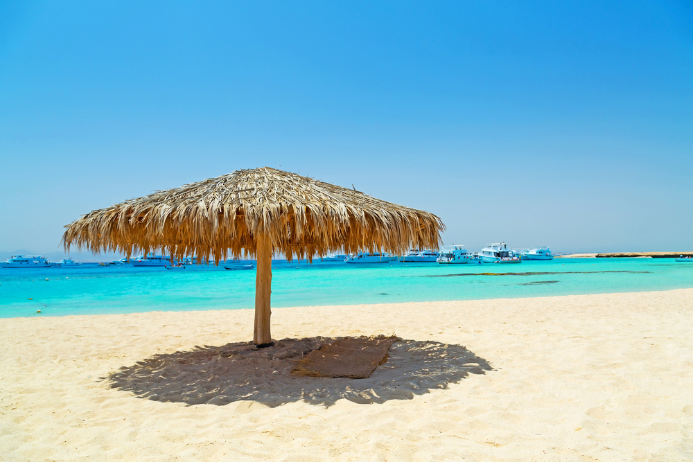 Schöner Sandstrand in Hurghada mit schöner Wasserfarbe