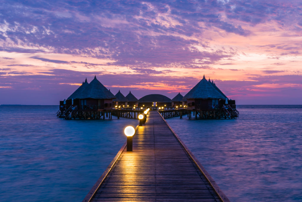 Wasserbungalows bei Dämmerung auf Angaga