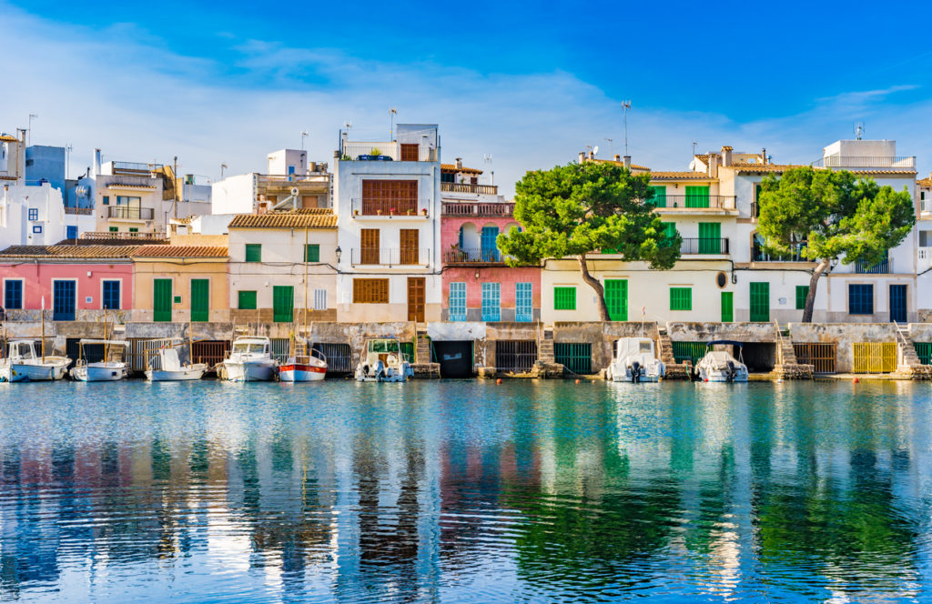 Blick auf den Naturhafen von Porto Colom