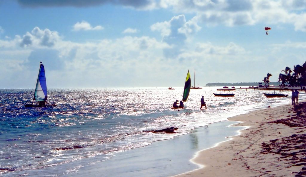 Wassersportler am Strand von Puerto Plata