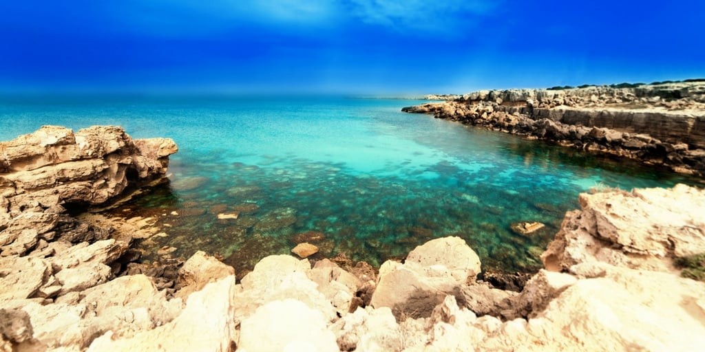 Menorca Urlaub 2 Wochen im guten Hotel mit Flügen, Zug zum Flug und Transfer für 351€