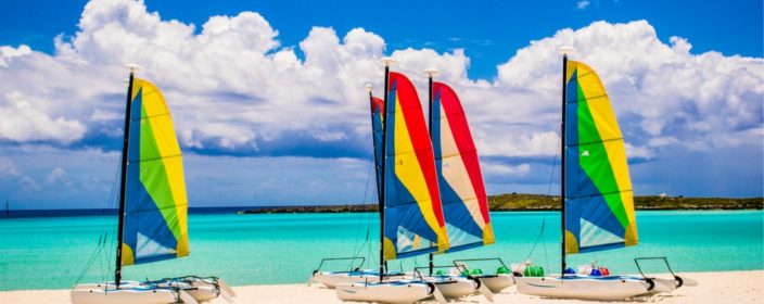 Reiseanbieter im Vergleich Strand mit Booten