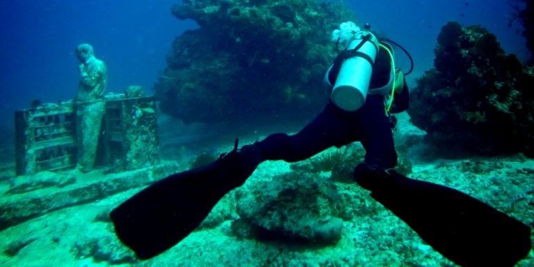 Verrücktes Unterwassermuseum in Cancun Kunst im stetigen Wandel