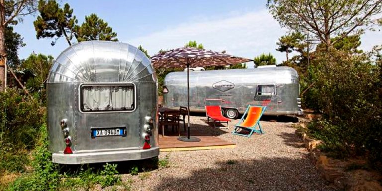 Wie in den 60ern: Schlafen im Vintage Wohnwagen 2 Tage in der Toskana inklusive Frühstück, Privatstrand & Extras für 59,50€