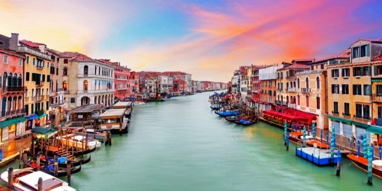 Wie hoch ist das Eintrittsgeld in Venedig? Die Höhe für das Eintrittsgeld in Venedig wird für dieses Jahr auf 3€ pro Person angesetzt. In 2020 verdoppelt sich der Betrag auf 6€. In der Hochsaison, sprich in den Sommermonaten, kann der Preis auf bis zu 10€ pro Person ansteigen. Als Hotelgäste, die sowieso eine Ortstaxe zahlen müssen, seid ihr von der Maßnahme ausgenommen. 