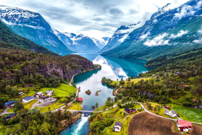 Norwegen Kreuzfahrt: 8 Tage mit Vollpension und Extras ab 699€ p.P. (bei 2 Leuten) Ferienhaus am Fjord 8 Tage Norwegen im stylischen Ferienhaus mit Whirlpool und Sauna schon für 136€