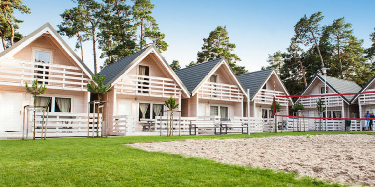 Ostsee Glamping in Polen 3 Tage in Luxus Holzhütten inklusive Verzehrgutschein, Freibad und mehr schon für 59€