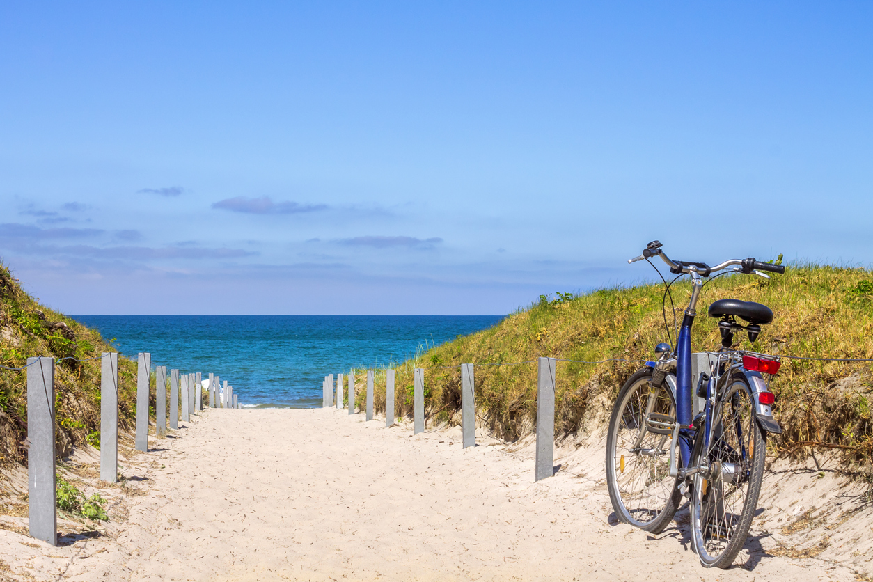 Fahrrad auf dem Weg zum Strand, Ostsee