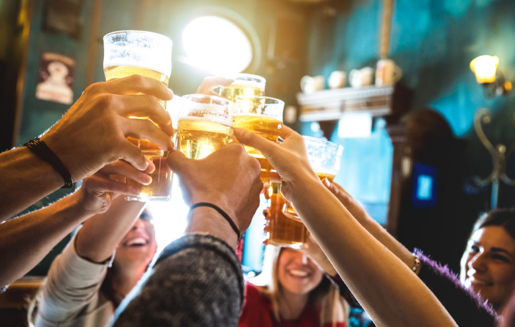 Freunde in einer Bar
