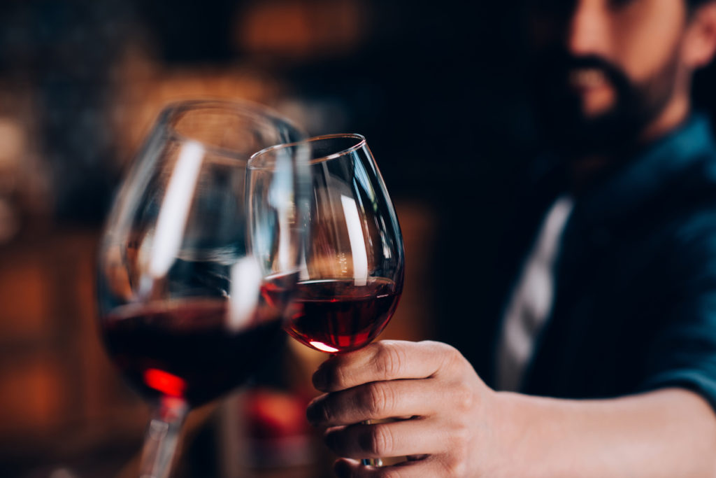 Freunde trinken Rotwein