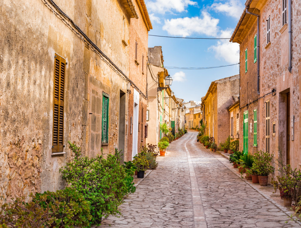 Gasse in Son Servera auf Mallorca