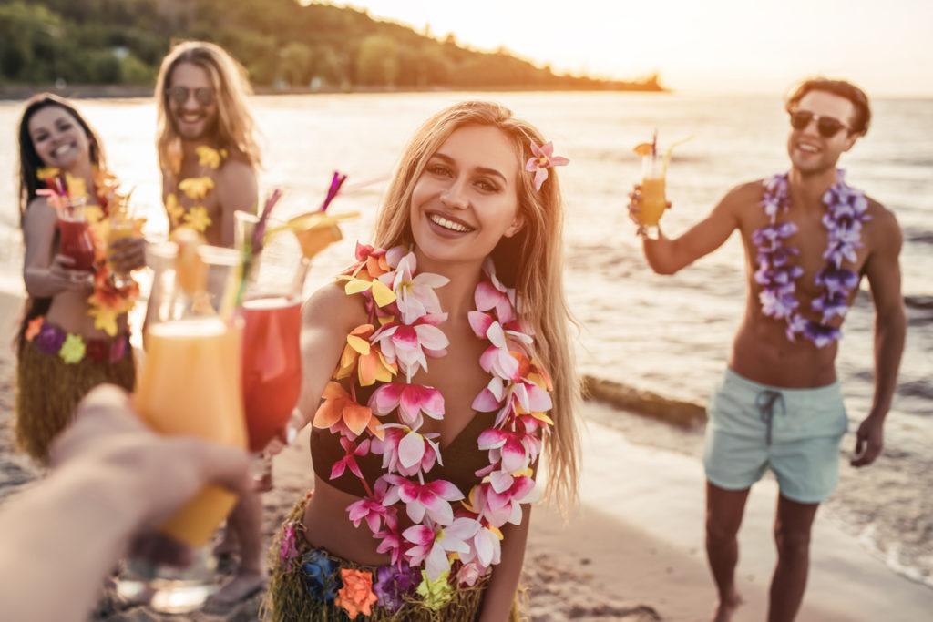 Freunde an einem Strand auf Hawaii
