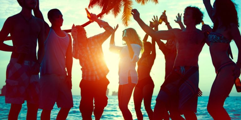 Ab ins Nachtleben die besten Clubs auf Ibiza
