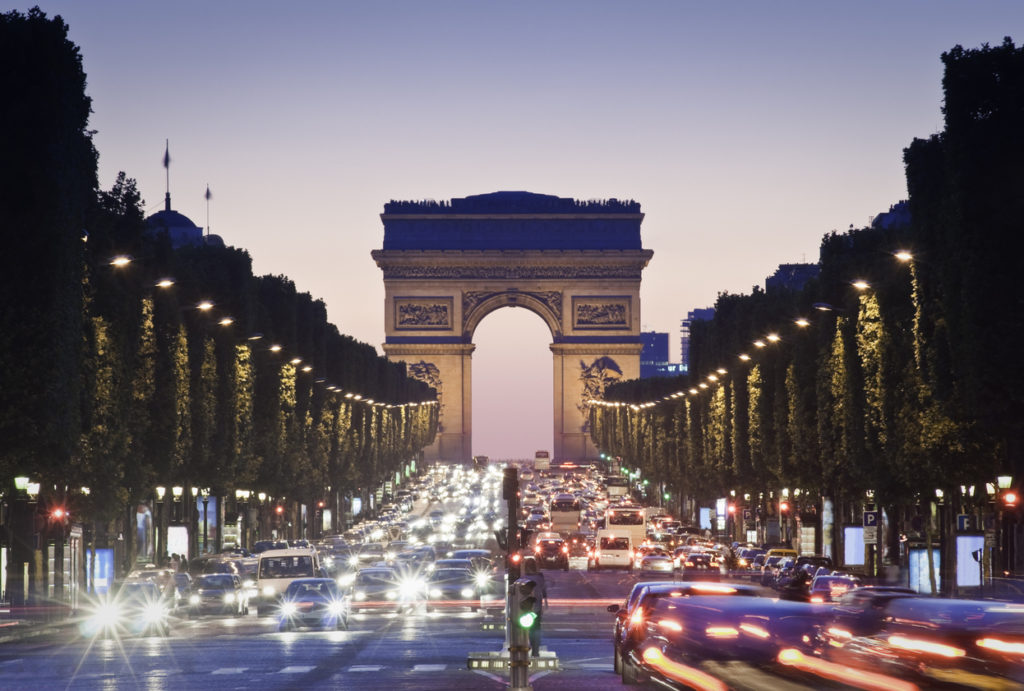 Arc de Triomphe am Abend in Paris