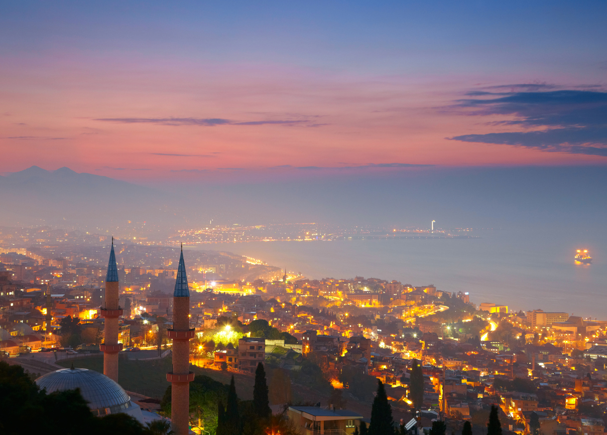 Ausblick von Kadifekale auf Izmir bei Nacht