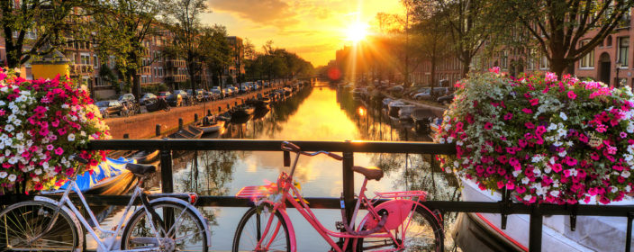 Sonnenuntergang an einer Gracht in Amsterdam