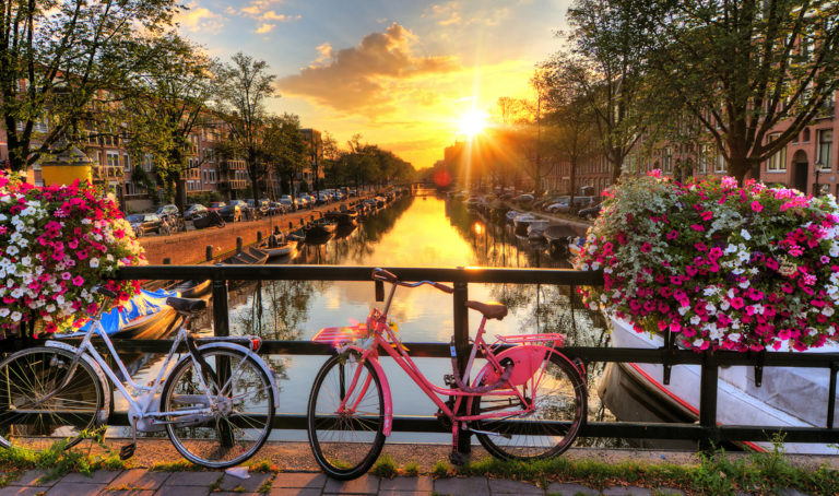 Sonnenuntergang an einer Gracht in Amsterdam