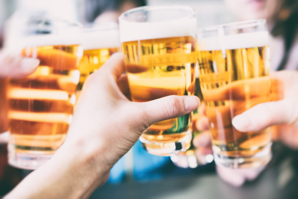 Freunde stoßen mit Bier an