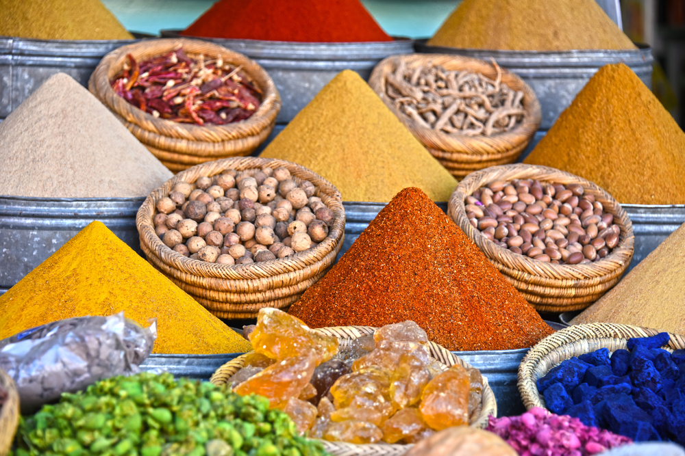 Gewürze auf einem Markt in Tunesien