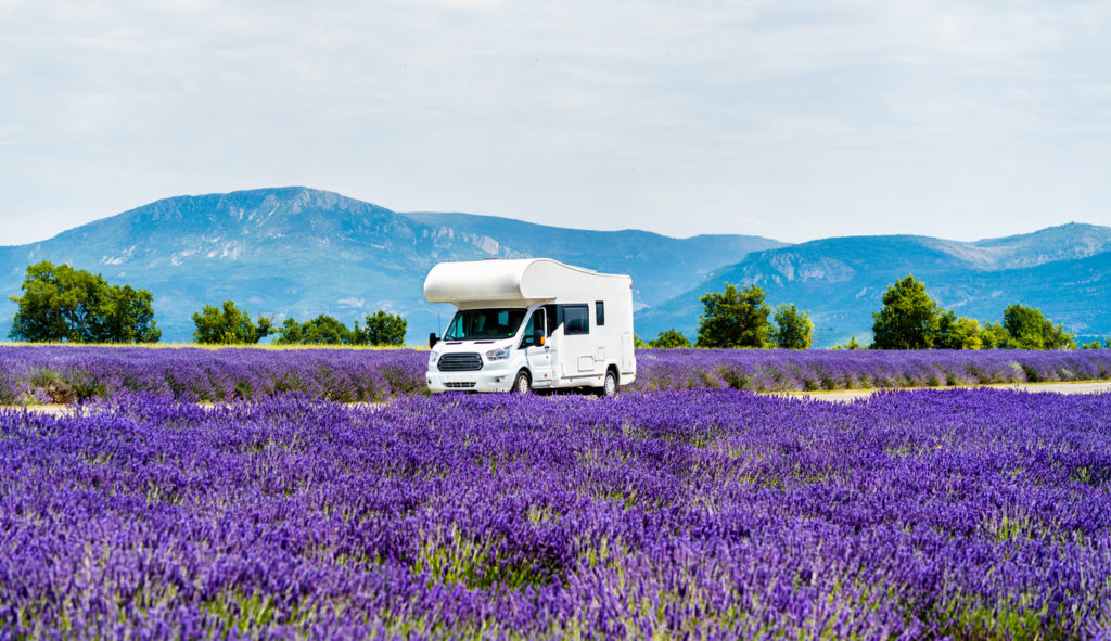 Reise durch die Lavendelfelder mit dem Wohnmobil, Frankreich