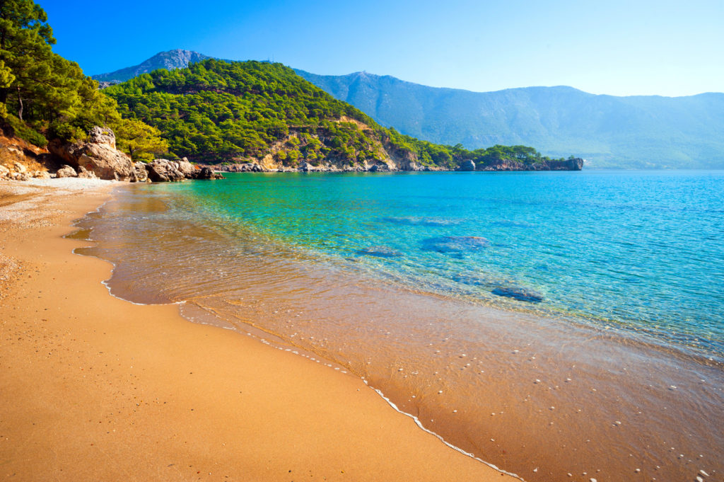 Strand Türkei mit Blick auf das Taurusgebirge