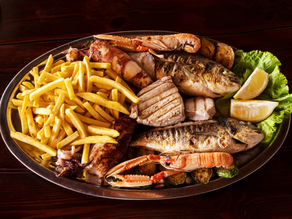 kroatische Meeresplatte mit Pommes