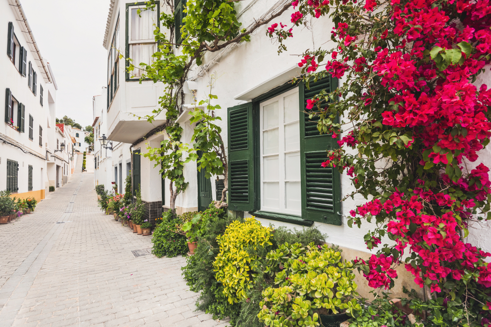 Weiße Straße auf Menorca