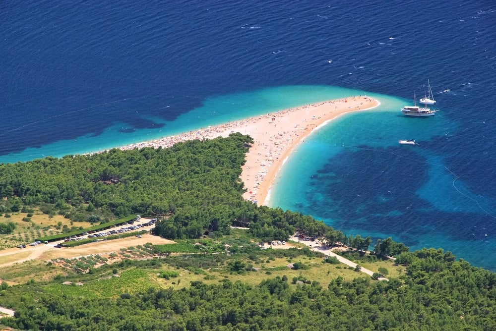 Aussicht auf den Strand Zlatni Rac auf Brac, Kroatien