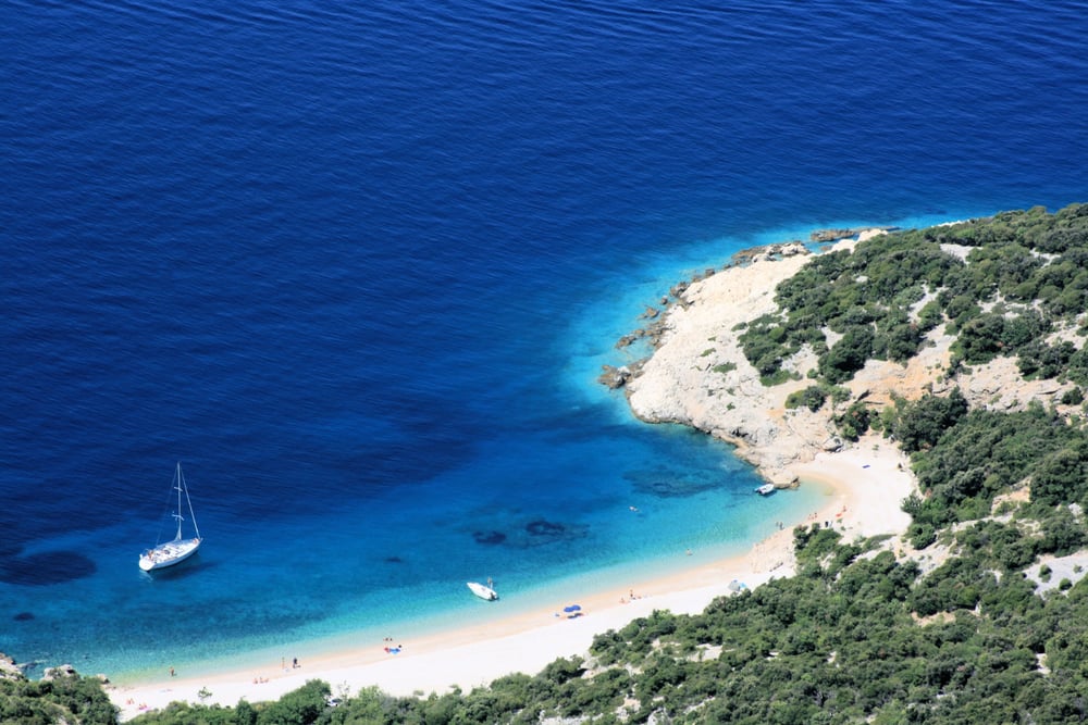 Strand in der Nähe des Bergdorfes Lubenice auf Cres, Kroatien