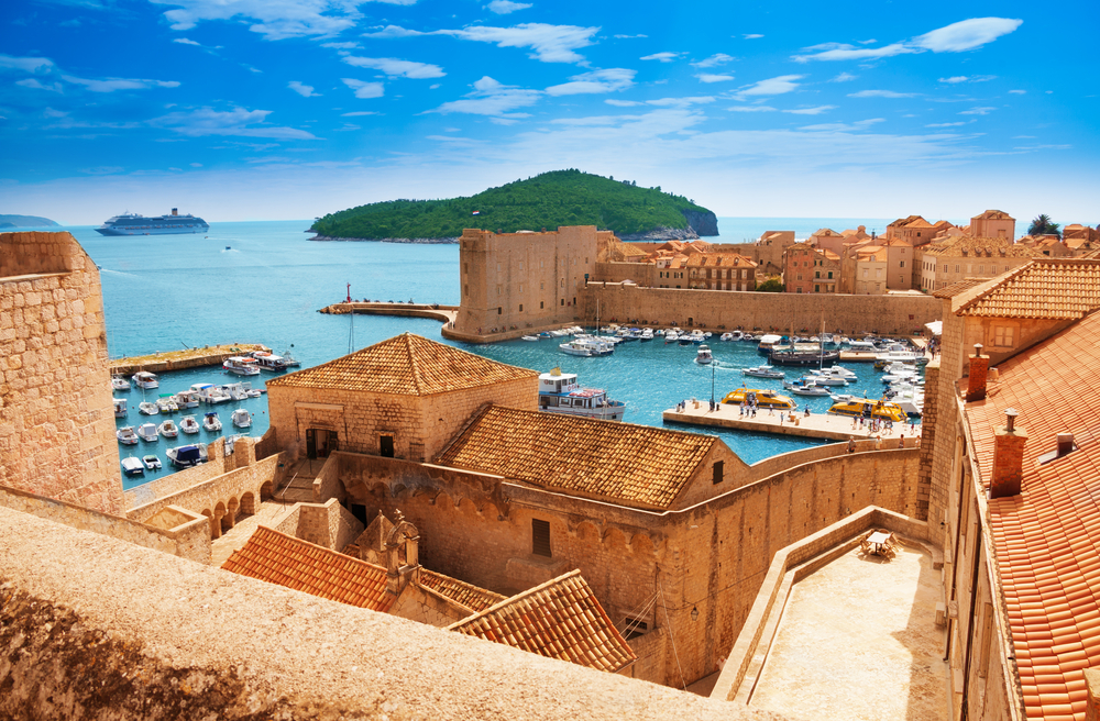 Blick auf den Hafen und die Stadtmauer von Dubrovnik, Kroatien