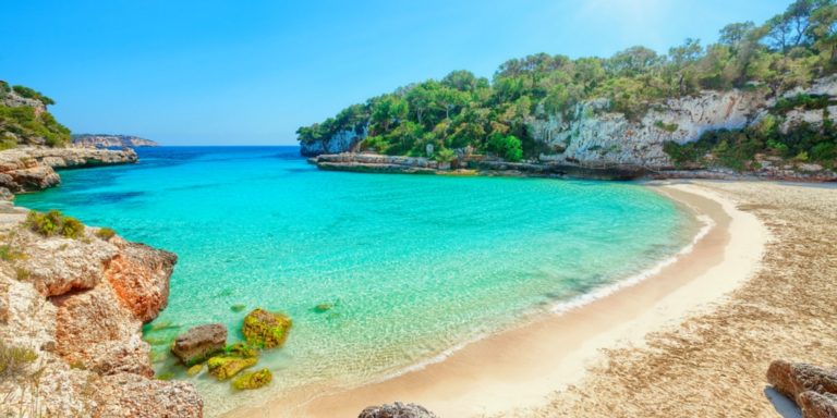 Neueröffnung auf Mallorca 1 Woche im 4* Hotel mit Halbpension, Flügen, Transfer und Zug zum Flug nur 382€