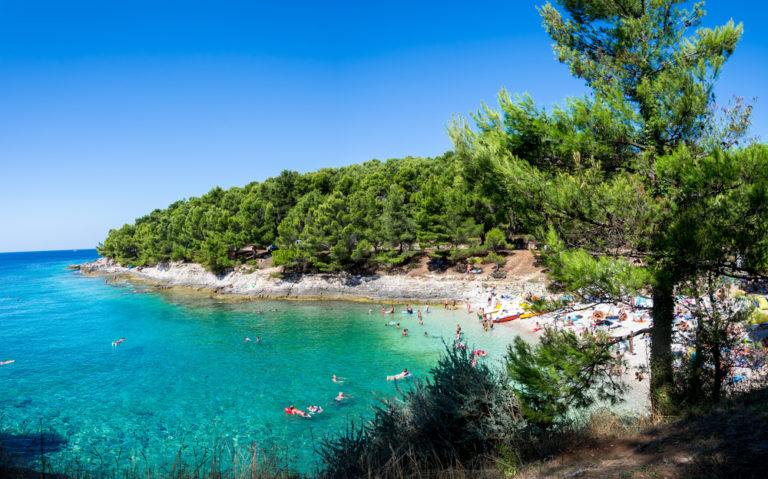 Strand in Pula auf der Halbinsel Istrien